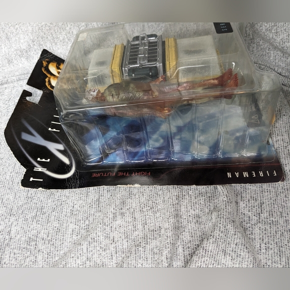 McFarlane Toys The X-Files Fight The Future Fireman Action Figure Series 1 NIB - Picture 4 of 6